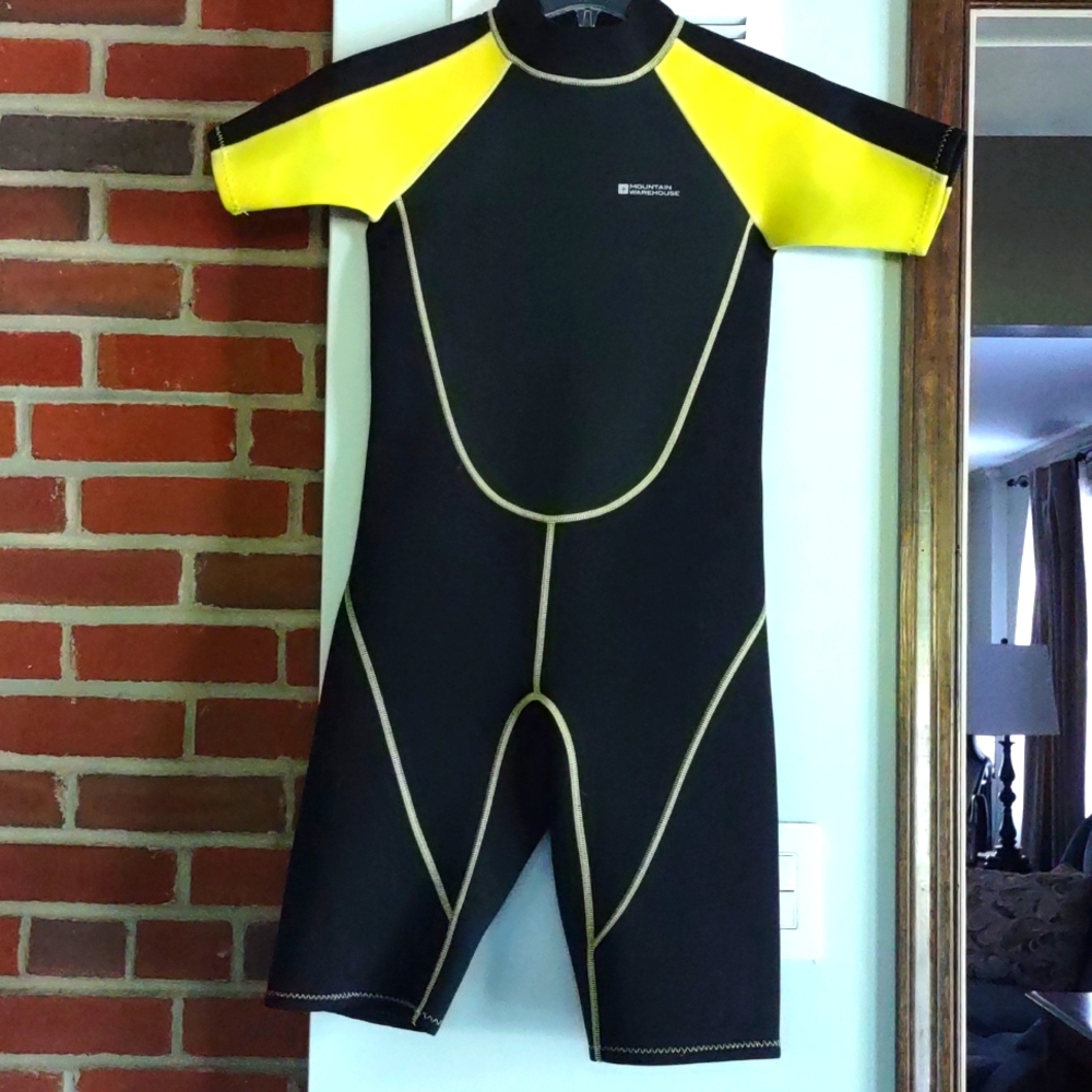 Shorty Wetsuit Mountain Wearhouse Beach, youth-13 years, black/yellow, like new.
